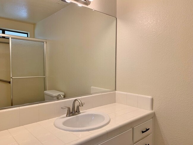 Building Photo - Single Story Home in Hollister
