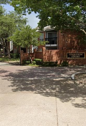 Building Photo - 18333 Roehampton Dr