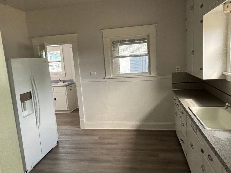 Kitchen - 1827 Baker Ave