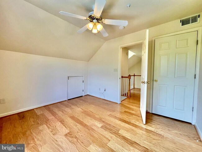 Building Photo - 927 Hillside Lake Terrace