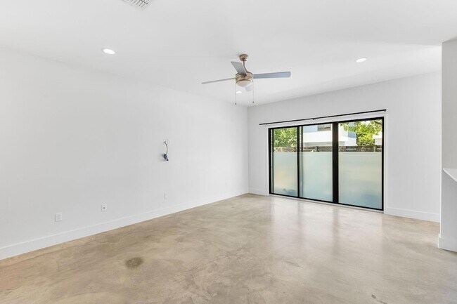Building Photo - 2101 Montopolis Dr