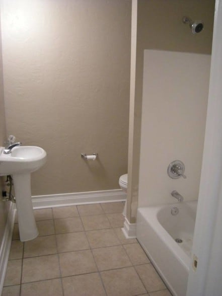 Building Photo - 121 Stratford Ave