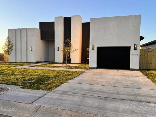 Building Photo - 6702 El Bosal Ln