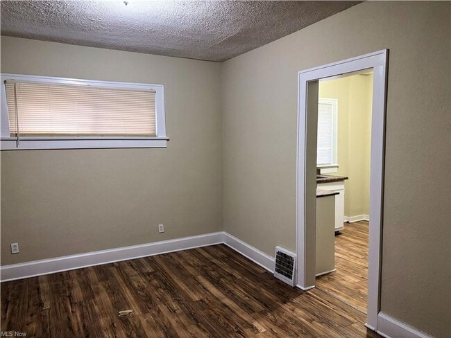 Building Photo - Charming 5-bedroom, 2-bathroom house locat...