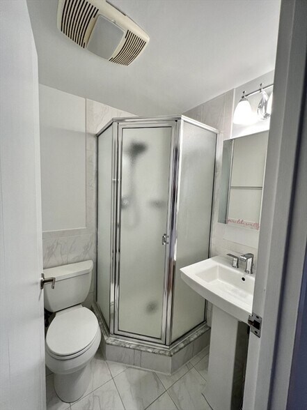 Building Photo - 1600 Beacon St