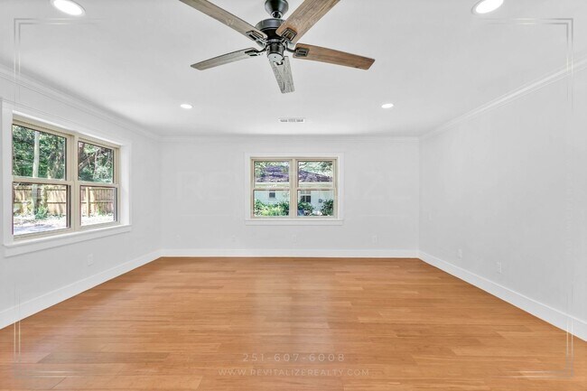 Building Photo - Newly Renovated 3 Bed / 2.5 Bath with Doub...