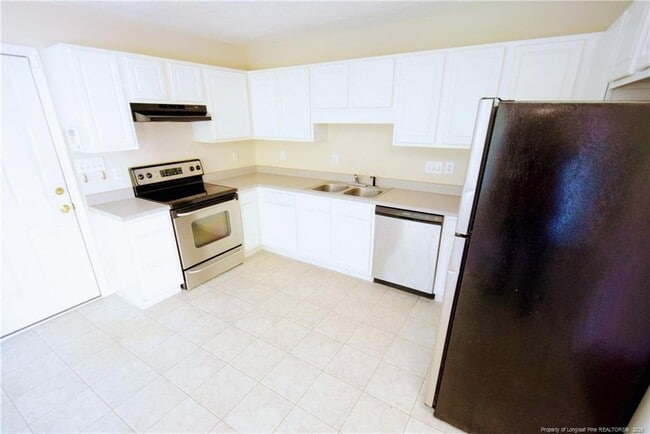 Building Photo - 328 Roundtree Dr