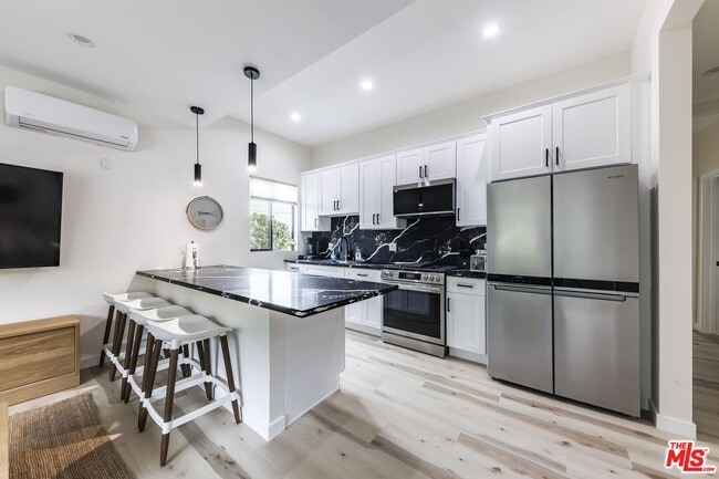 Building Photo - 9024 Phyllis Ave