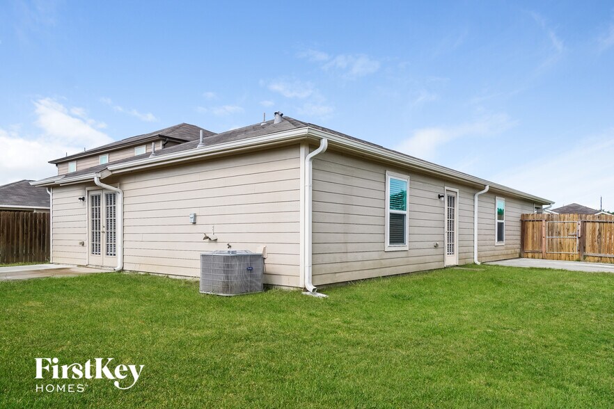 Building Photo - 1001 Walnut Ln