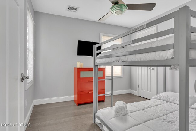 Building Photo - 1822 Parkway