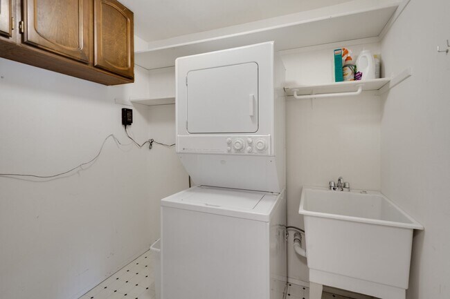 Building Photo - 2bd/2ba Bellevue Condo