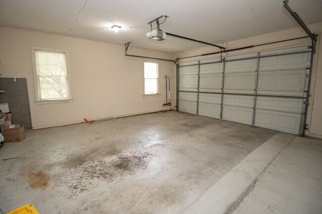 Building Photo - 2220 Montclair Dr