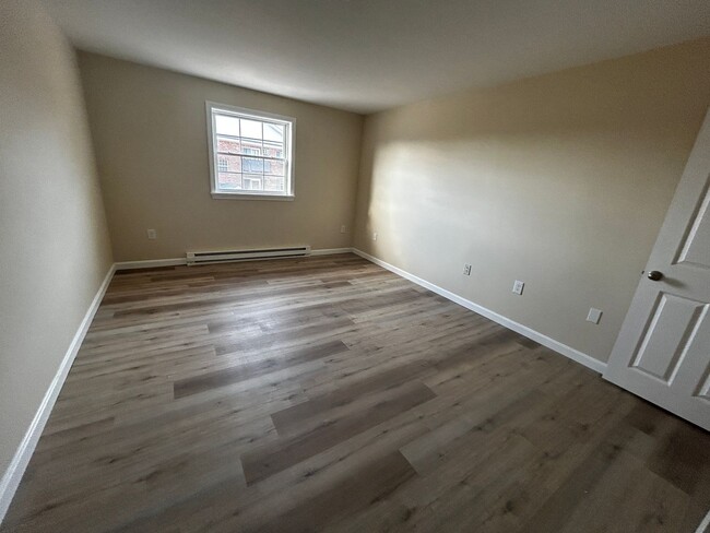 Building Photo - **FEBRUARY 2025 LEASING SPECIAL - $250 OFF...