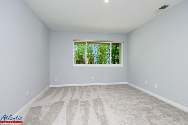 Building Photo - Beautiful Condo | Central A/C | Private Balcony