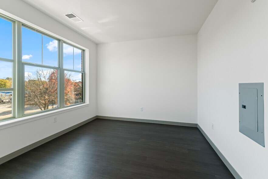 Building Photo - 2420 E Capitol Dr