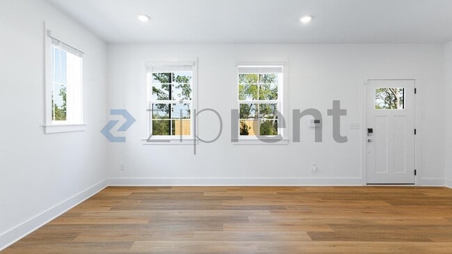 Building Photo - Unit