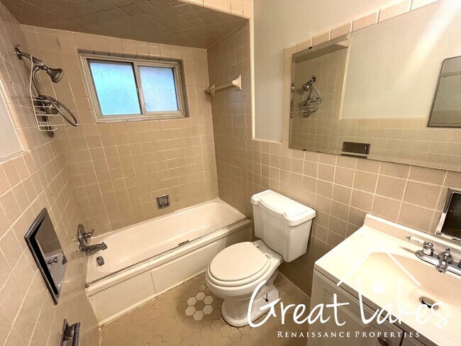 Building Photo - Charming 3 bedroom / 2 bathroom Eastpointe...