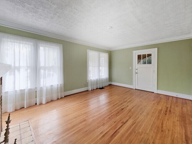 Building Photo - Charming East Point Duplex with Modern Updates & Private Yard - Housing Vouchers accepted