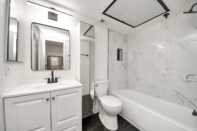 Building Photo - 2425 Holly Hall St