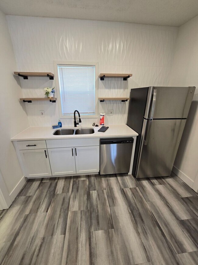 Building Photo - 3 BEDROOM SINGLE FAMILY HOME