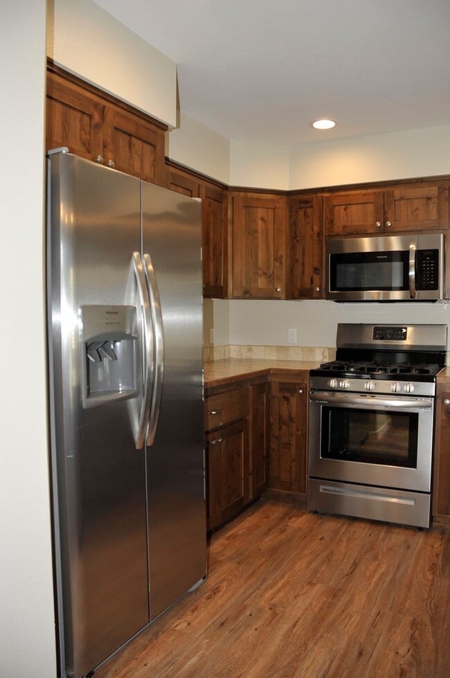 Building Photo - 3 bed 2.5 bath Townhouse