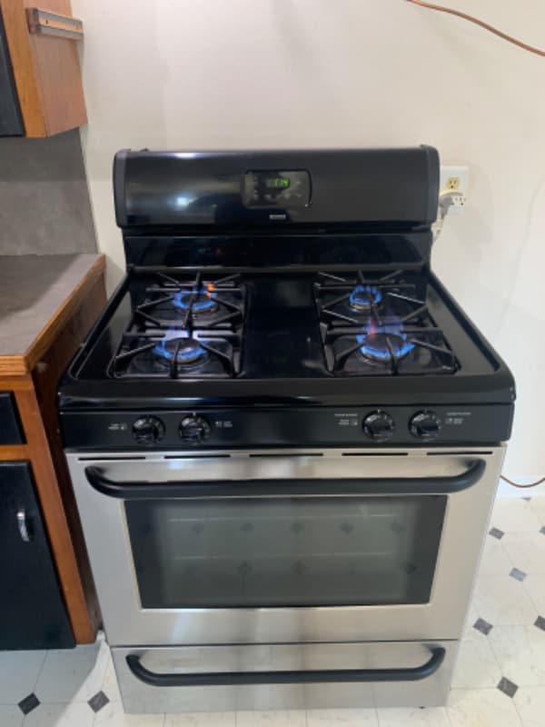 Building Photo - 533 E 9th St