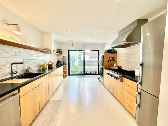 Building Photo - Stunning Sun Valley Home
