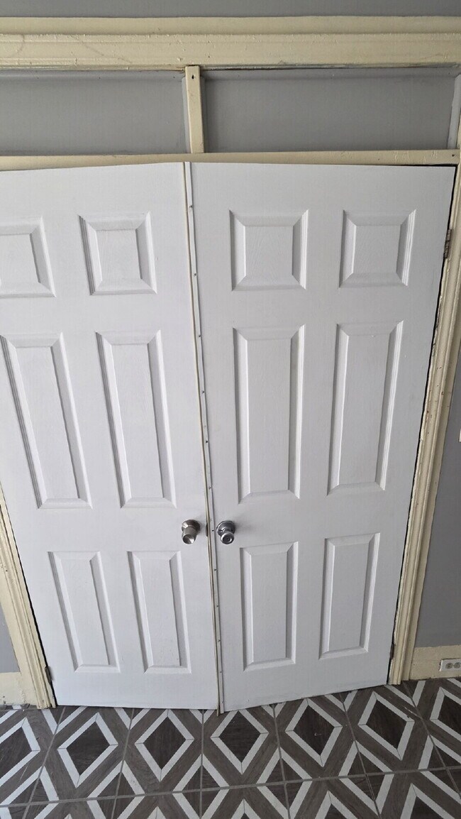Building Photo - October Move in Special: Security Deposit only $500