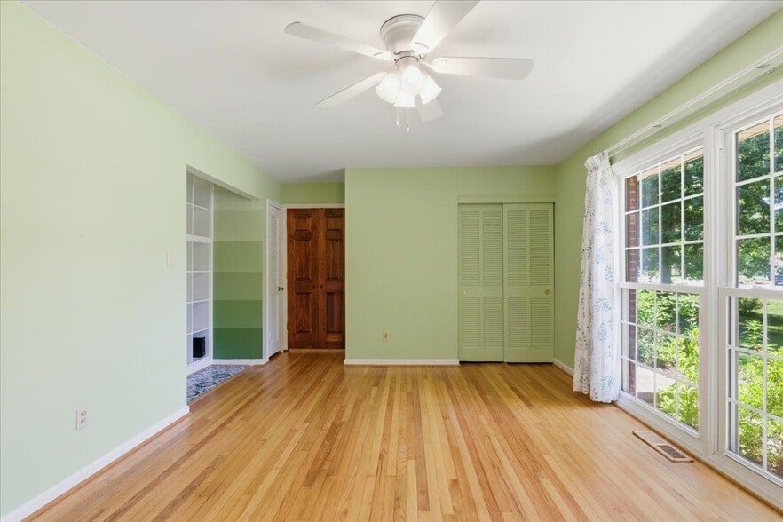 Building Photo - 45320 Barefoot Dr