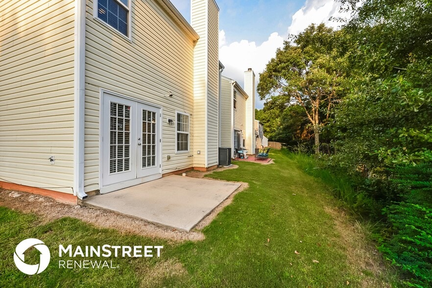 Building Photo - 815 Lakeside Cir