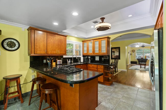 Building Photo - 614 SE 5th Ct