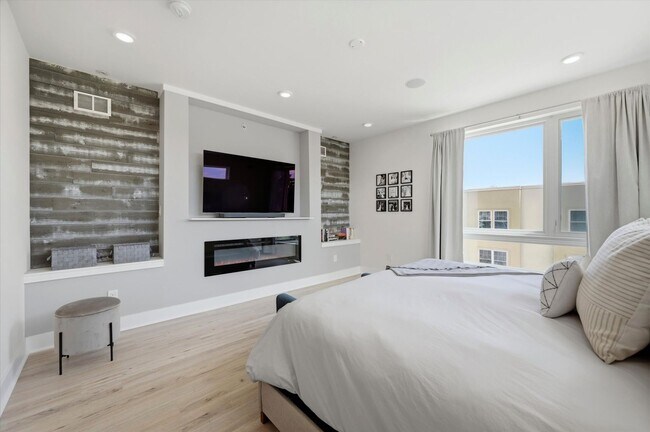 Building Photo - Detached Luxury 4BR/3B Retreat with Skyline Rooftop Deck, Wet Bars, Driveway & Massive Yard