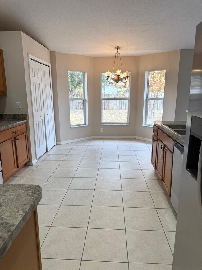 Building Photo - 549 SW Prater Ave