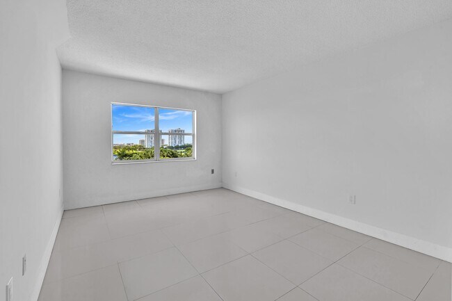 Building Photo - 400 Kings Point Dr