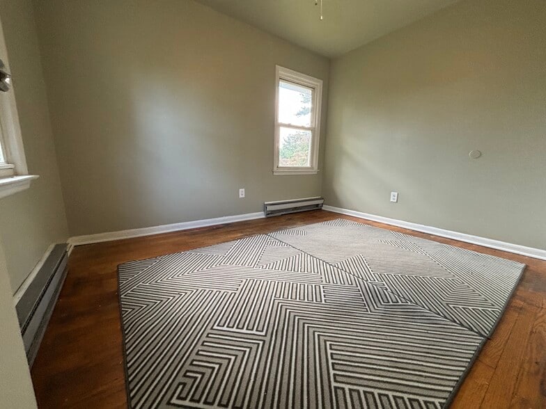 Building Photo - 103 Hanks St