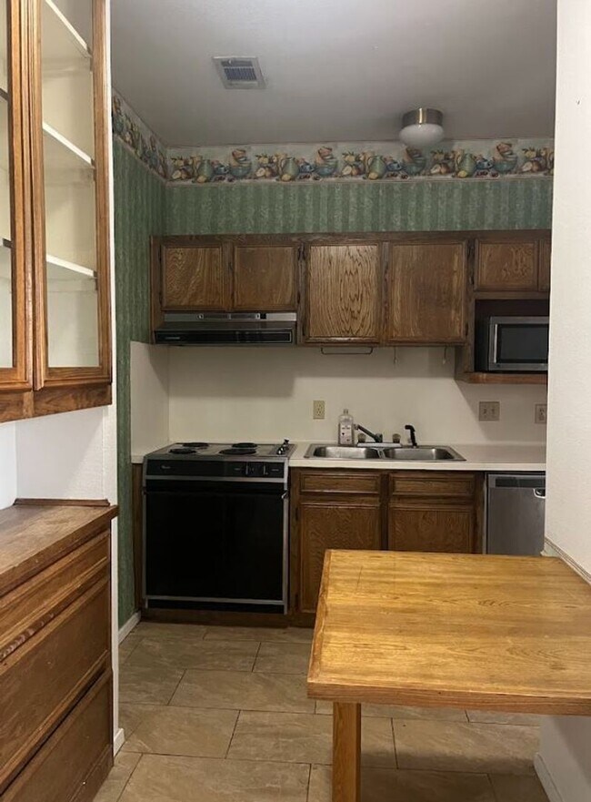 Building Photo - PRE LEASE CONDO FOR FALL 2026 - W/D Included