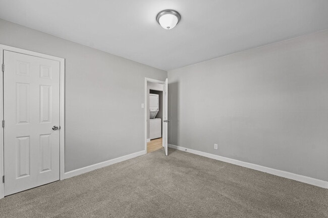 Building Photo - 1910 Hilldale Dr