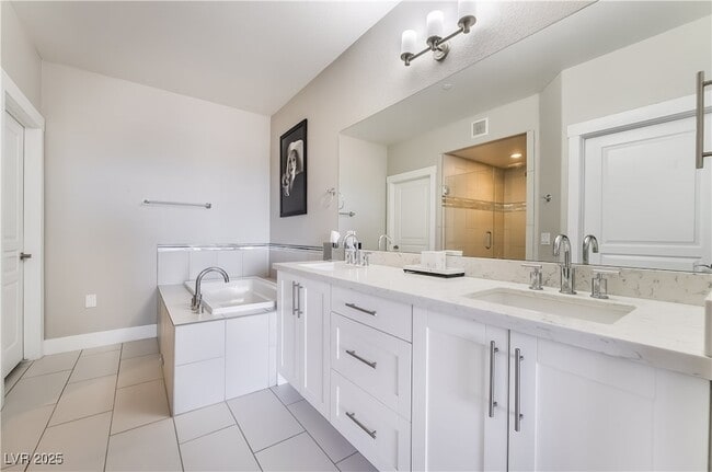 Building Photo - 2555 Hampton Rd