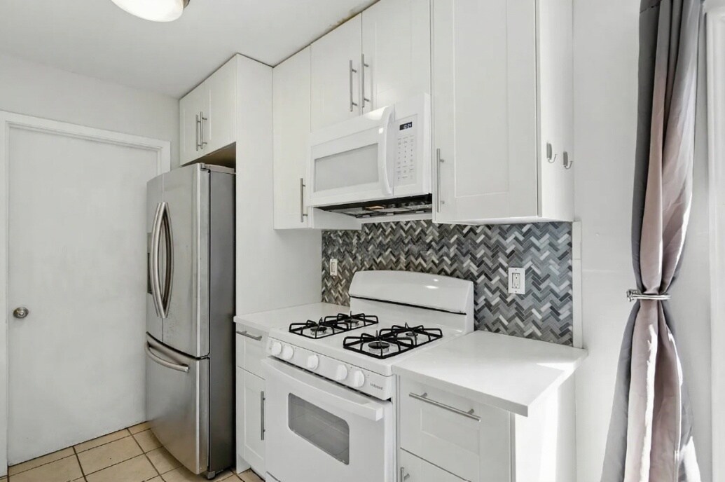 Kitchen with quartz countertops - 11401 Ptarmigan Dr