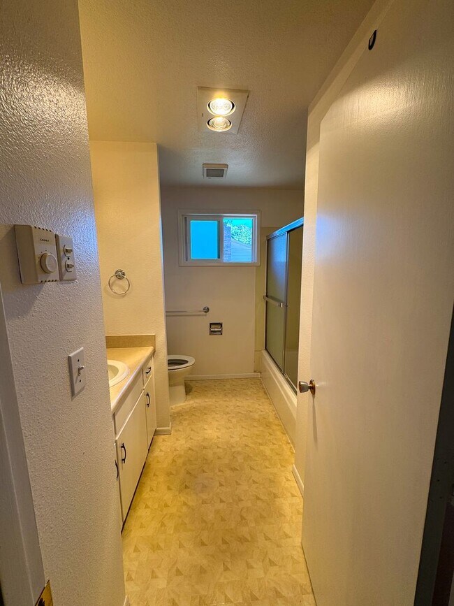 Building Photo - 3 Bedroom Duplex off Gilham Rd.