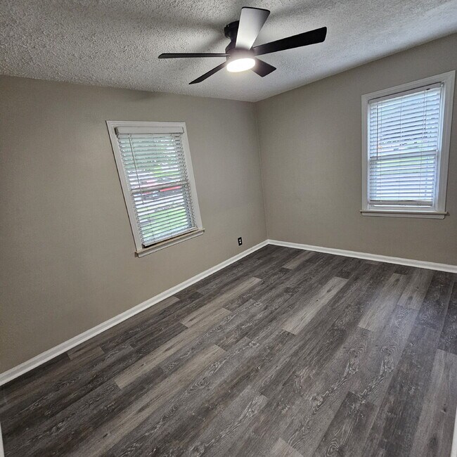 Building Photo - Charming 2-Bedroom Ranch in Royal Oak – Co...