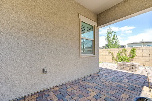 Building Photo - COMFY and NEW 3 Bedroom Home in Skye Canyon!