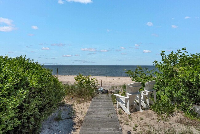 Building Photo - 4 Oak St