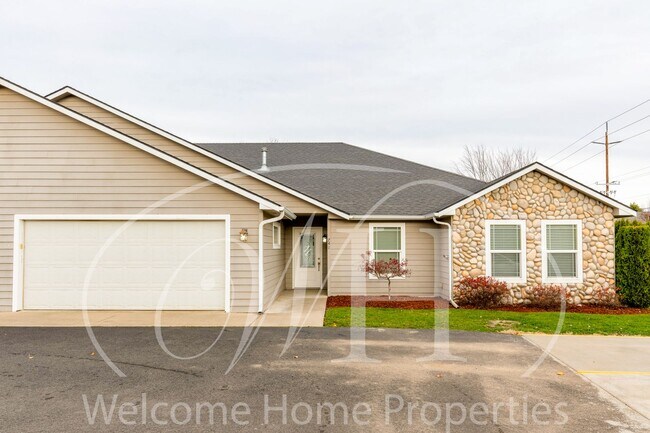 Building Photo - Spacious Home with Vaulted Ceilings
