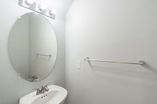 Building Photo - Five Bed Manayunk Apartment