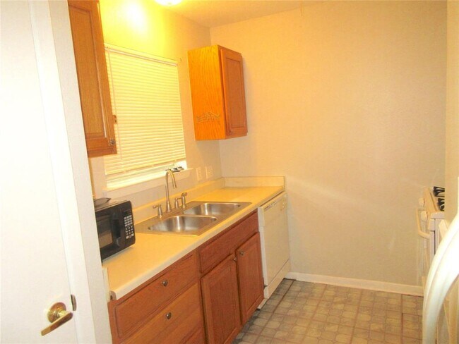 Building Photo - 1230 Shadowdale Dr