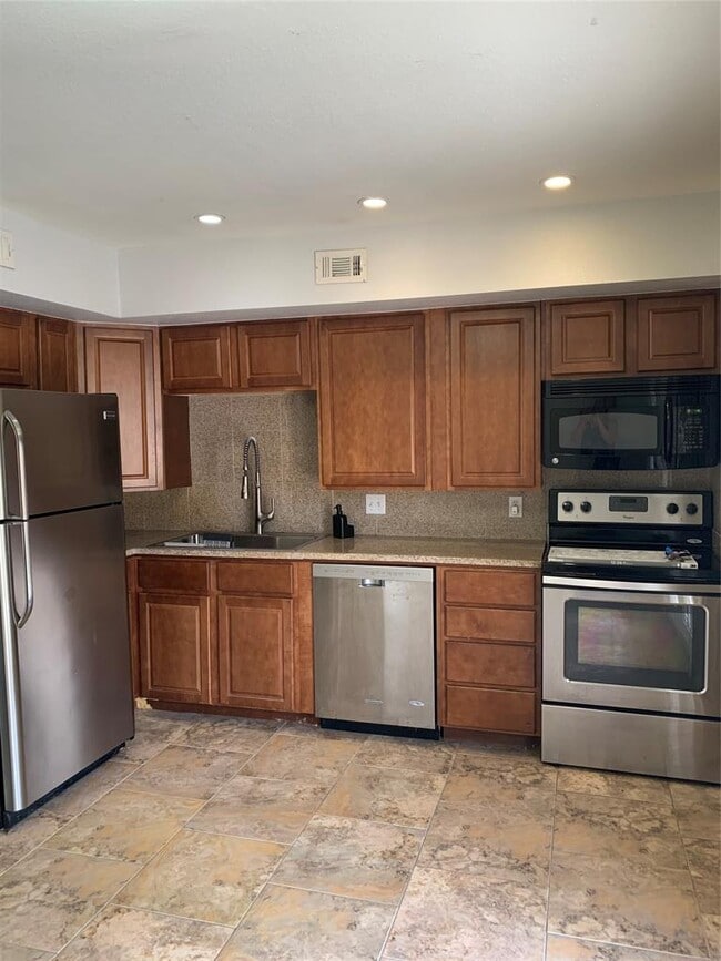 Building Photo - 8811 Dawnridge Cir