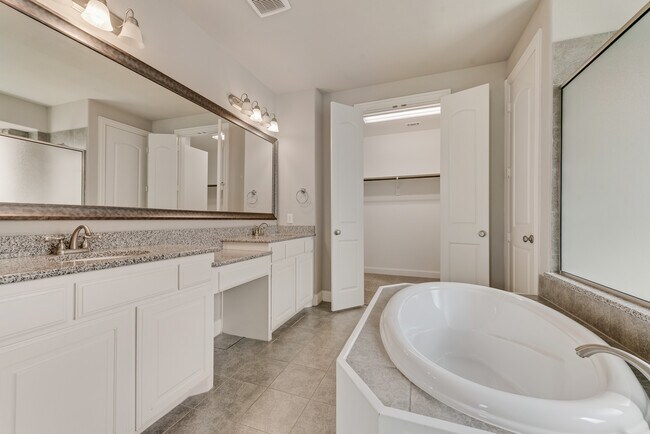 Building Photo - 4037 Hawthorne Dr