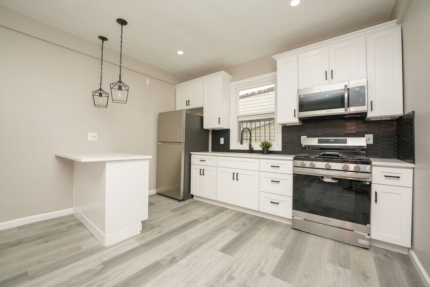Building Photo - 341 Summer Ave