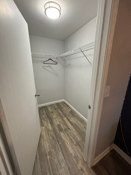 Building Photo - 4925 Cromwell Dr